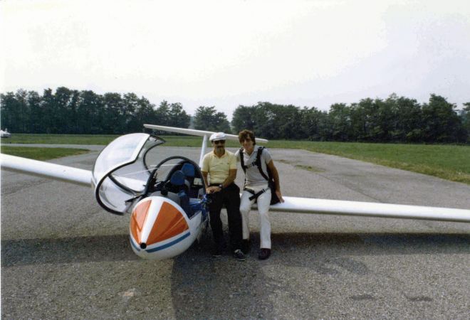 Перед пилотированием планера вместе с другом, канадским армянином Джозефом Гурунляном