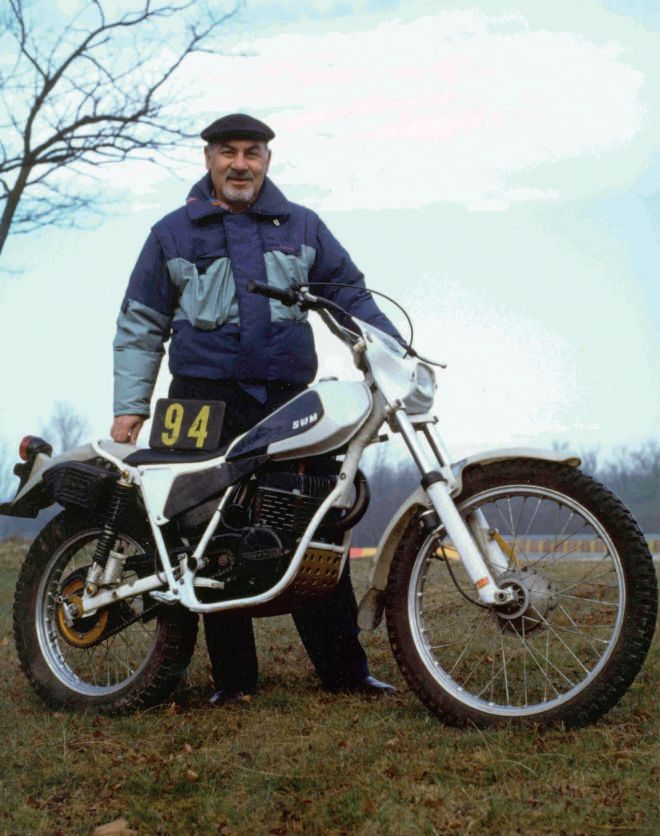 Пьетро Кучюкян демонстрирует внедорожный спортивный мотоцикл SWM, изготовленный им самим с использованием специальной рамы
