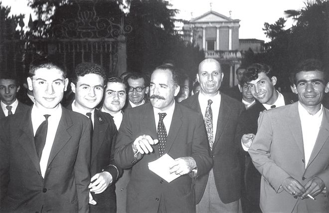 Учащиеся «Мурат-Рафаэлян» вместе с американским писателем Уильямом Сарояном (крайний слева – Пьетро Кучюкян)