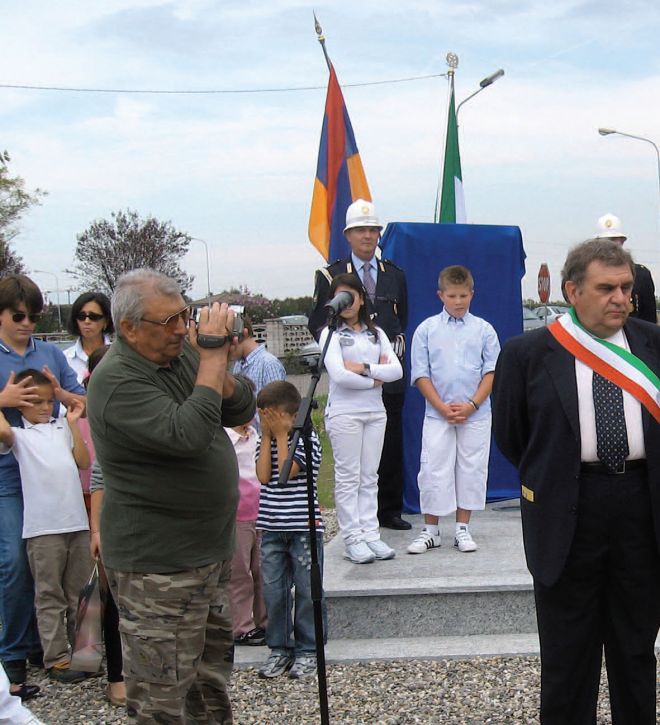 На торжественной церемонии вместе с мэром Молино дей Торти, родного города Джакомо Горрини