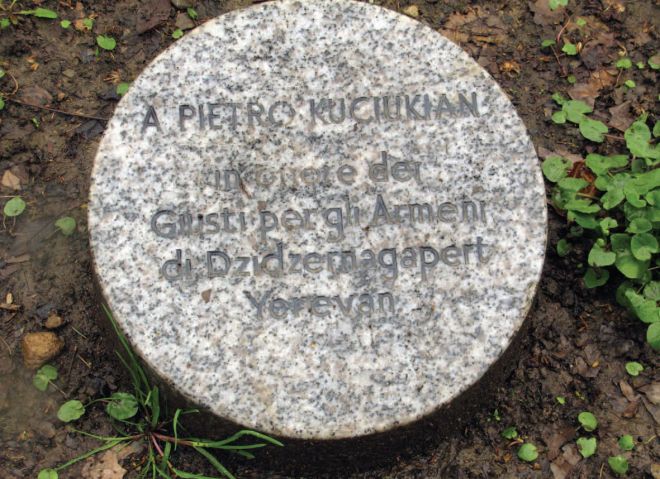 Мемориальный камень в честь Праведников, увековеченных в Цицернакаберде
